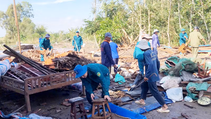 Cán bộ, chiến sĩ lực lượng vũ trang huyện Giồng Riềng khẩn trương hỗ trợ người dân khắc phục hậu quả do mưa dông, lốc xoáy gây ra.