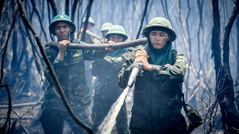 Cán bộ, chiến sĩ của các lực lượng Sư đoàn 330 (Quân khu 9), Công an tỉnh Kiên Giang, Bộ Chỉ huy quân sự tỉnh Kiên Giang có gần 100 giờ chữa cháy. 