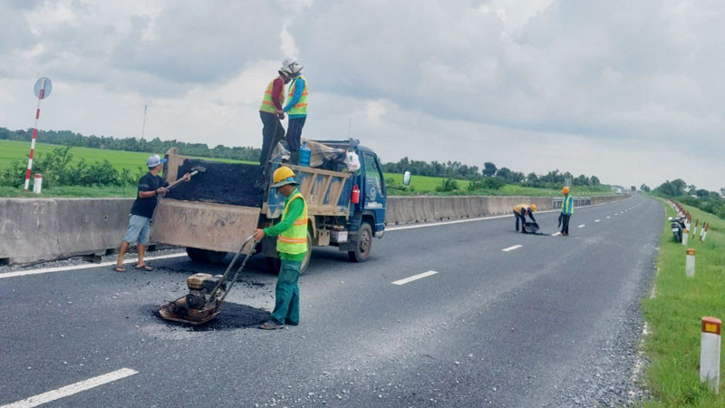 Công nhân khắc phục các khiếm khuyết cục bộ trên tuyến Lộ Tẻ-Rạch Sỏi, trước 1/8.