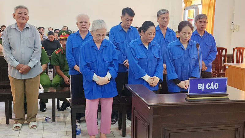 Các bị cáo tại phiên tòa sơ thẩm chiều 24/4. (Ảnh: VĂN VŨ)