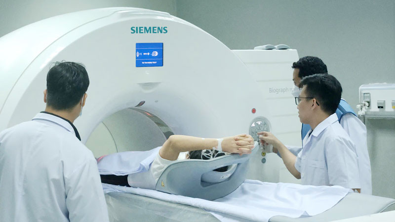 Các bác sĩ thực hiện kỹ thuật PET-CT cho bệnh nhân.