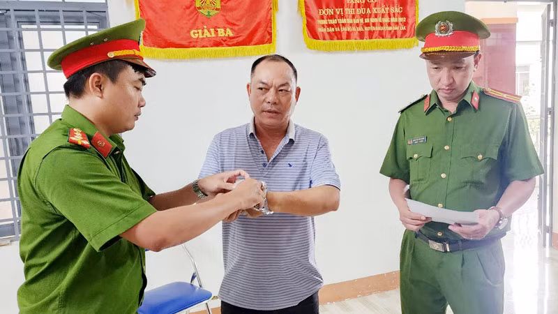 Bị can Nguyễn Văn Nguyên bị bắt tạm giam 4 tháng về tội “Lừa đảo chiếm đoạt tài sản”.