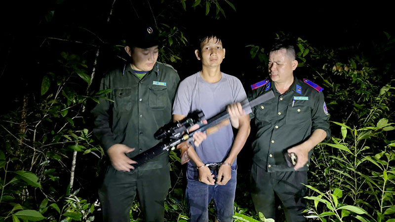 Đối tượng Lê Văn Thủ bị lực lượng chức năng bắt giữ. 