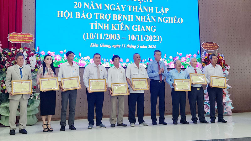 Lãnh đạo tỉnh Kiên Giang tặng bằng khen cho các tập thể, cá nhân có thành tích trong vận động đóng góp thực hiện công tác an sinh xã hội trên địa bàn tỉnh Kiên Giang giai đoạn (2003-2023). 