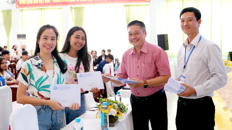 Lãnh đạo Trường đại học Kiên Giang trao quà mừng Tết cổ truyền cho sinh viên.