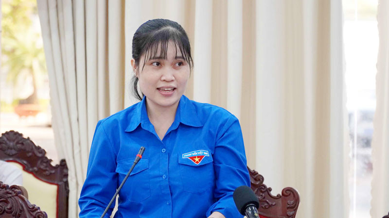 Đại diện đoàn viên phát biểu các đề xuất tại buổi đối thoại với Chủ tịch Ủy ban nhân dân tỉnh Kiên Giang.