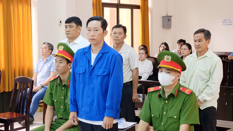 Các bị cáo tại phiên tòa, trong đó bị cáo Đặng Phi Long (áo xanh) nhận 7 năm tù về tội nhận hối lộ. (Ảnh: VĂN VŨ)