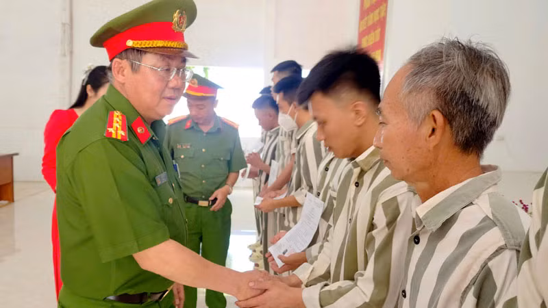 Kiên Giang: Công bố quyết định đặc xá của Chủ tịch nước cho 26 phạm nhân 