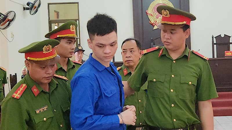 Bị cáo Đoàn Thiên Long được dẫn giải về nhà tạm giam sau khi tòa tuyên án tử hình.