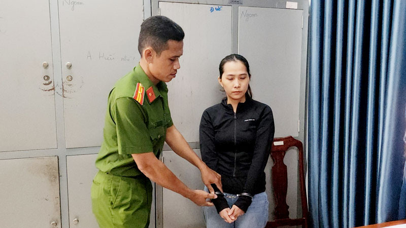 Bị can Nguyễn Thị Thu Trang bị bắt tạm giam 4 tháng về tội “Lừa đảo chiếm đoạt tài sản”. 