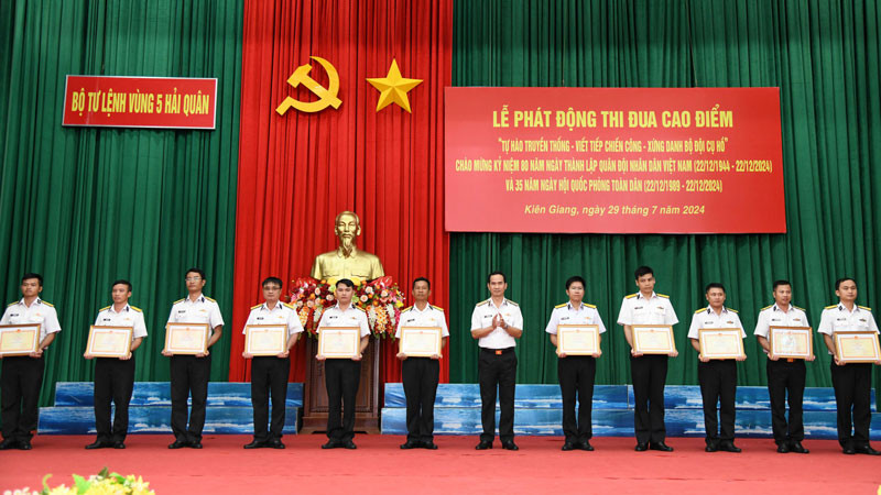 Chuẩn Đô đốc Nguyễn Hữu Thoan trao thưởng cho các tập thể, cá nhân có thành tích tốt trong tham gia diễn tập chỉ huy-tham mưu năm 2024.
