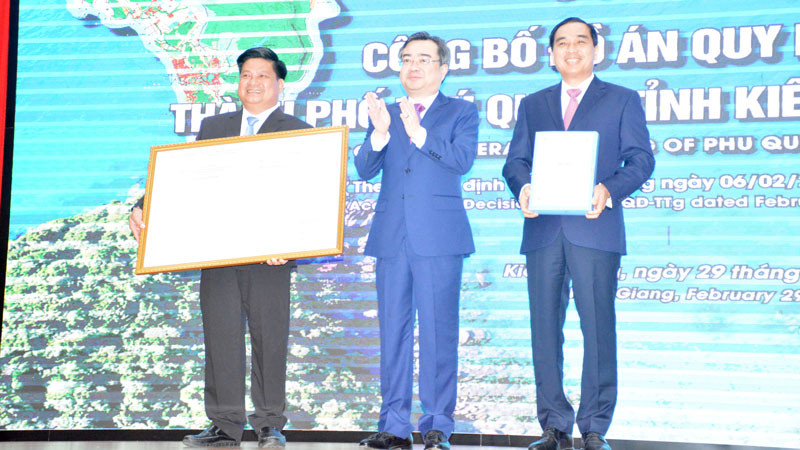 Thừa ủy quyền của Thủ tướng Chính phủ, đồng chí Nguyễn Thanh Nghị, Ủy viên Trung ương Đảng, Bộ trưởng Xây dựng trao quyết định công bố Đồ án quy hoạch chung thành phố Phú Quốc đến năm 2040.