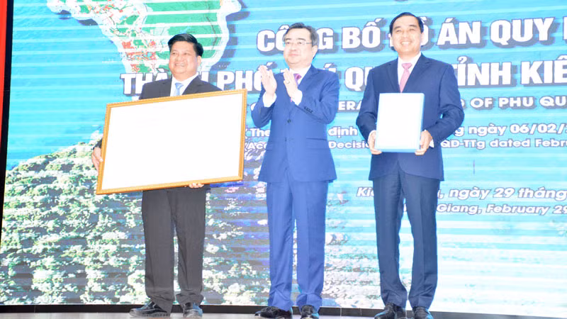 Thừa ủy quyền của Thủ tướng Chính phủ, đồng chí Nguyễn Thanh Nghị, Ủy viên Trung ương Đảng, Bộ trưởng Xây dựng trao quyết định công bố Đồ án quy hoạch chung thành phố Phú Quốc đến năm 2040.