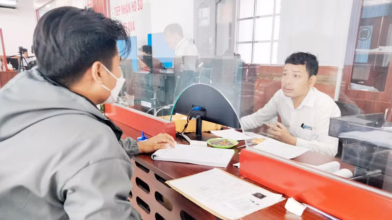 Người dân thực hiện thủ tục hành chính tại Trung tâm Phục vụ hành chính công tỉnh Kiên Giang.