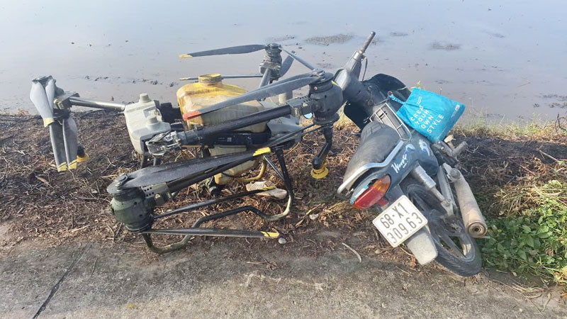 Máy bay không người lái xịt thuốc va chạm với người đi đường gây tai nạn chết người.