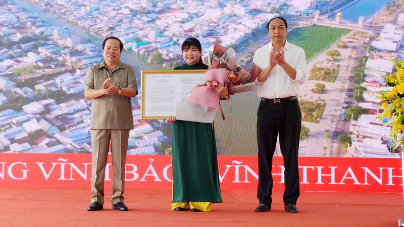 Lãnh đạo tỉnh Kiên Giang trao nghị quyết của Ủy ban Thường vụ Quốc hội cho lãnh đạo phường Vĩnh Thanh Vân. 