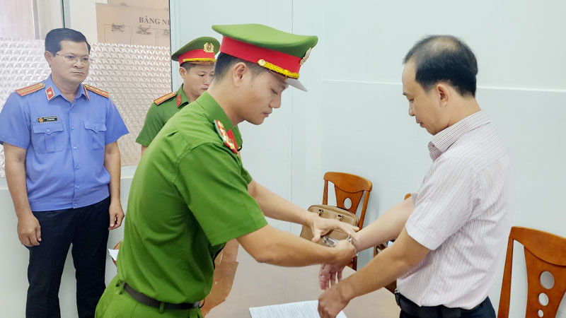 Công an tống đạt quyết định khởi tố vụ án, khởi tố bị can, ra lệnh bắt tạm giam 4 tháng đối với Hà Việt Hùng. (Ảnh: VĂN VŨ).