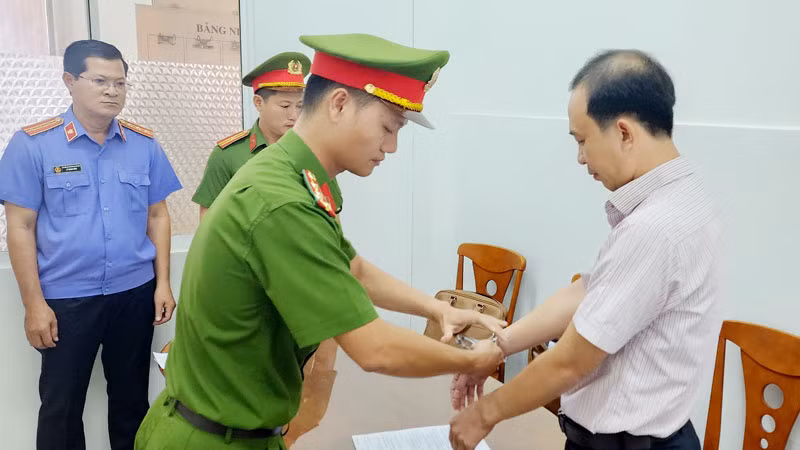 Công an tống đạt quyết định khởi tố vụ án, khởi tố bị can, ra lệnh bắt tạm giam 4 tháng đối với Hà Việt Hùng. (Ảnh: VĂN VŨ).