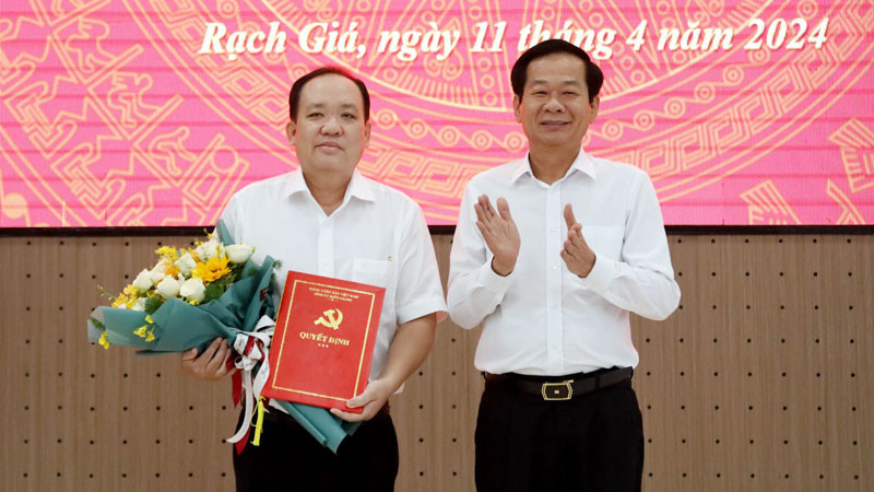 Bí thư Tỉnh ủy Kiên Giang Đỗ Thanh Bình trao quyết định, tặng hoa chúc mừng đồng chí Nguyễn Thanh Phong.