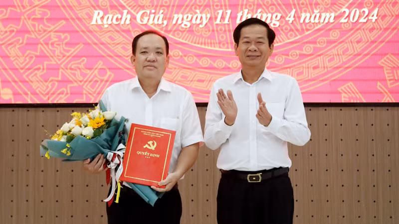 Bí thư Tỉnh ủy Kiên Giang Đỗ Thanh Bình trao quyết định, tặng hoa chúc mừng đồng chí Nguyễn Thanh Phong.