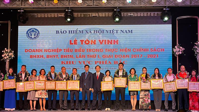 Trao bằng khen cho các doanh nghiệp tiêu biểu trong thực hiện chính sách bảo hiểm xã hội, bảo hiểm y tế, bảo hiểm thất nghiệp.