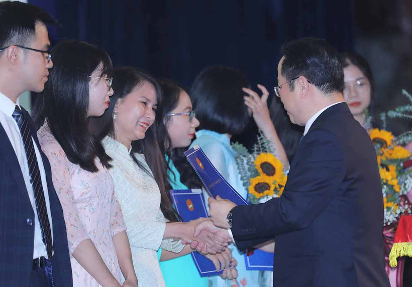 Giám đốc Sở Giáo dục và Đào tạo Hà Nội Trần Thế Cương trao quyết định trúng tuyển cho các viên chức (Ảnh: Sở Giáo dục và Đào tạo Hà Nội)