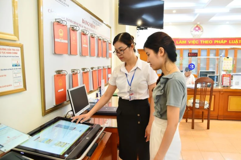 Hướng dẫn người dân thực hiện thủ tục hành chính tại phường Thanh Xuân Nam (quận Thanh Xuân, Hà Nội) (Ảnh minh hoạ: THỦY NGUYÊN)
