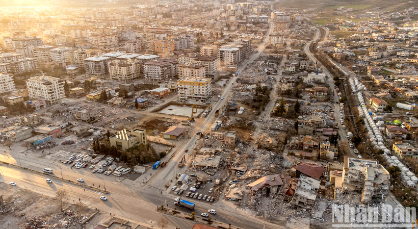 Tất cả đều bị động đất "đánh gục". Những mảnh đất vốn là nhà cửa, trường học, bệnh viện, rạp chiếu phim... giờ chỉ còn là những đống đất đá, sắt thép cao. Ảnh: THÀNH ĐẠT