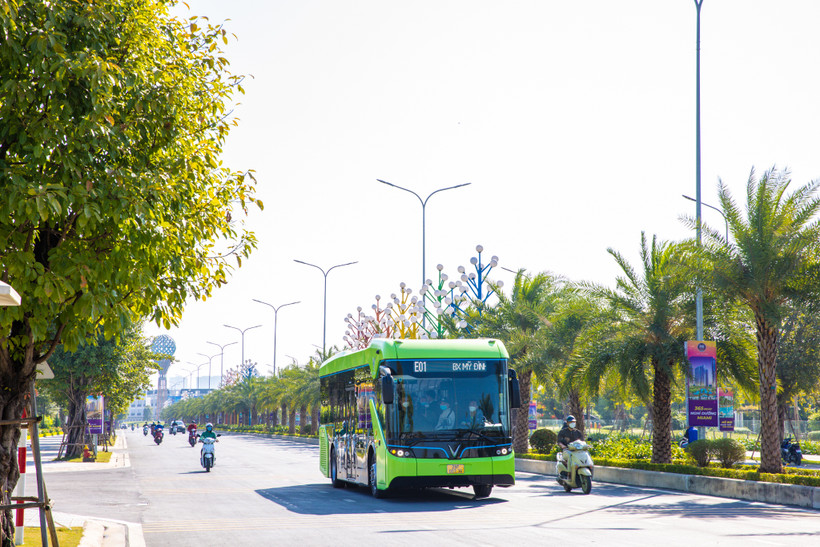 Để lộ trình "xanh hóa xe buýt" khả thi không chỉ cần nỗ lực của một vài doanh nghiệp mà còn đòi hỏi sự hoàn thiện của cơ sở hạ tầng hỗ trợ. Ảnh: VinGroup
