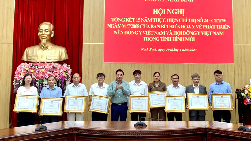 Ủy ban nhân dân tỉnh Ninh Bình tặng bằng khen cho các cá nhân có thành tích xuất sắc trong thực hiện Chỉ thị số 24 của Ban Bí thư.