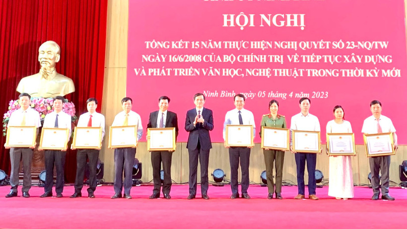 Đại diện các tập thể nhận bằng khen về thành tích xuất sắc trong thực hiện Nghị Quyết số 23 của Bộ Chính trị. (Ảnh: Yến Trinh)