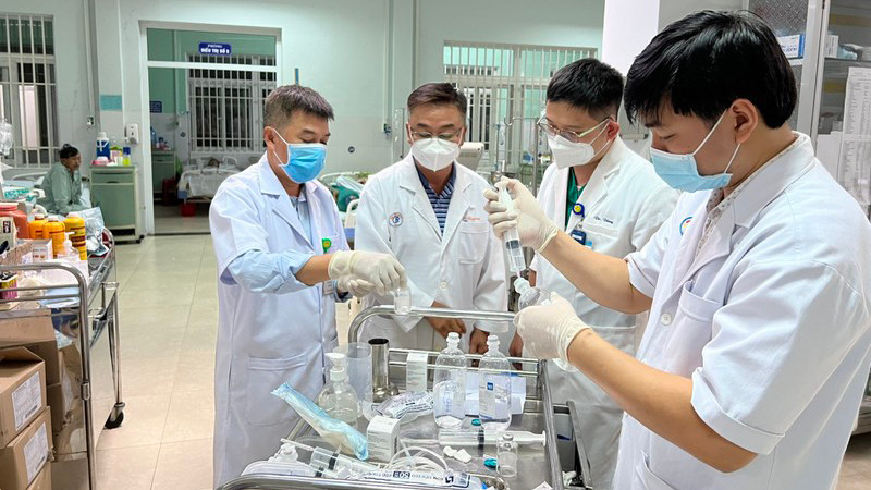 TS.BS Lê Quốc Hùng, Trưởng khoa Bệnh nhiệt đới và bác sĩ CKII Trần Thanh Linh, Trưởng khoa Hồi sức cấp cứu, Bệnh viện Chợ Rẫy có mặt tại Quảng Nam cấp cứu cho các bệnh nhân bị ngộ độc Botulinum. (Ảnh: Bệnh viện cung cấp)