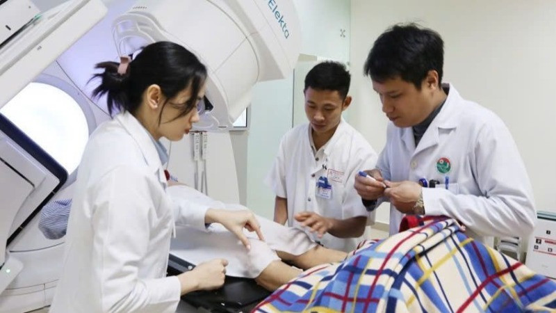 Đội ngũ y, bác sĩ Bệnh viện đa khoa Hà Tĩnh thực hiện quy trình xạ trị bằng kỹ thuật cao tại khoa Ung bướu-Y học hạt nhân.