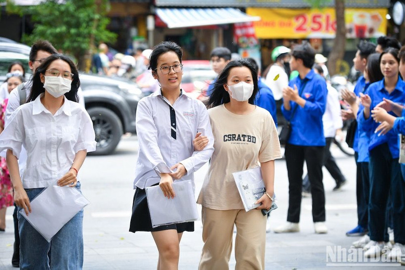 Thí sinh đi thi (Ảnh: THÀNH ĐẠT)