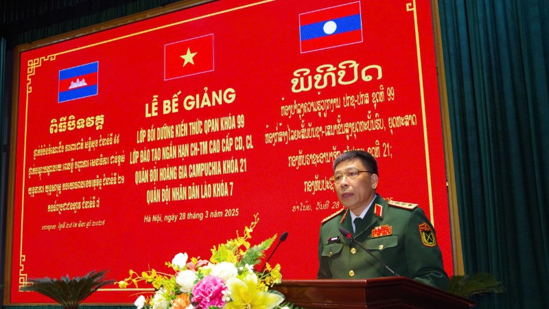 Thượng tướng Trần Việt Khoa, Giám đốc Học viện Quốc phòng phát biểu tại buổi lễ. 