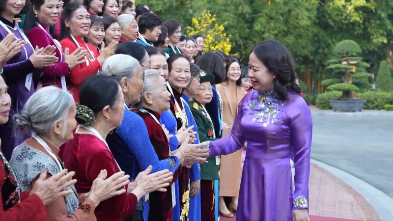 Phó Chủ tịch nước Võ Thị Ánh Xuân gặp mặt Đoàn đại biểu nữ đảng viên tiêu biểu Thủ đô.