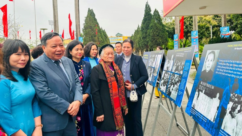 Các đại biểu tham quan Triển lãm ảnh “Phong trào Ba đảm đam - mốc son chói lọi trong lịch sử phong trào phụ nữ Việt Nam". (Ảnh: Bảo Lâm)