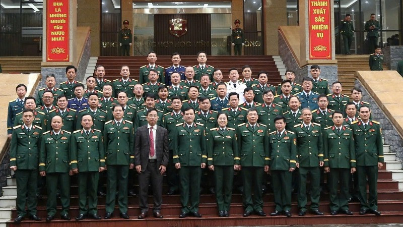 Các đại biểu chụp ảnh lưu niệm. 