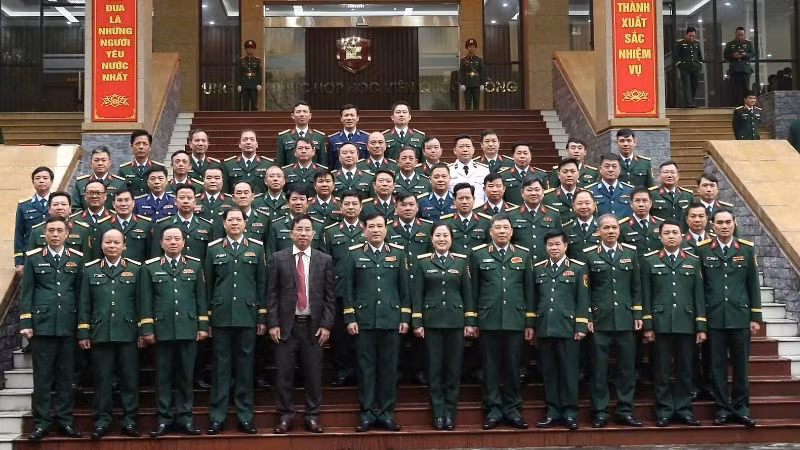 Các đại biểu chụp ảnh lưu niệm. 