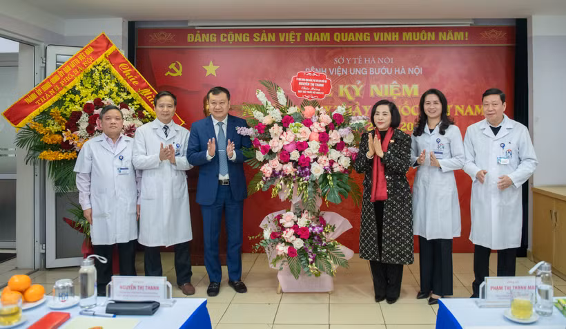 Phó Chủ tịch Quốc hội Nguyễn Thị Thanh thăm và chúc mừng cán bộ, bác sĩ tại Bệnh viện Ung bướu Hà Nội. 