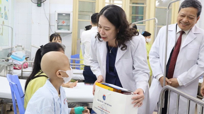 Phó Chủ tịch nước Võ Thị Ánh Xuân thăm hỏi, trao quà tặng bệnh nhi tại Bệnh viện Phổi Trung ương. 