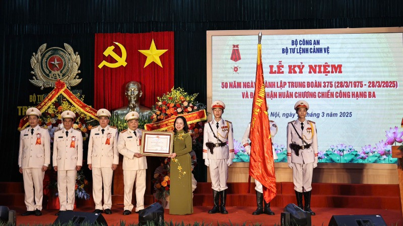 Phó Chủ tịch nước Võ Thị Ánh Xuân trao Huân chương Chiến công hạng Ba tặng Trung đoàn 375.