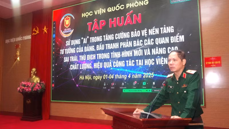 Thiếu tướng Lê Văn Hải, Phó chính ủy Học viện Quốc phòng phát biểu khai mạc tập huấn. 