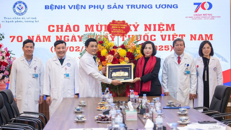  Phó Chủ tịch Quốc hội Nguyễn Thị Thanh thăm và chúc mừng cán bộ, bác sĩ, nhân viên y tế tại Bệnh viện Phụ sản Trung ương. 