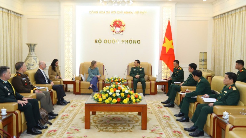 Bộ trưởng Quốc phòng Phan Văn Giang tiếp Thứ trưởng Quốc phòng Canada Stefanie Beck. 