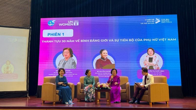 Các đại biểu chia sẻ tại Diễn đàn truyền thông liên thế hệ "Phụ nữ và Bình đẳng giới trong kỷ nguyên mới". 