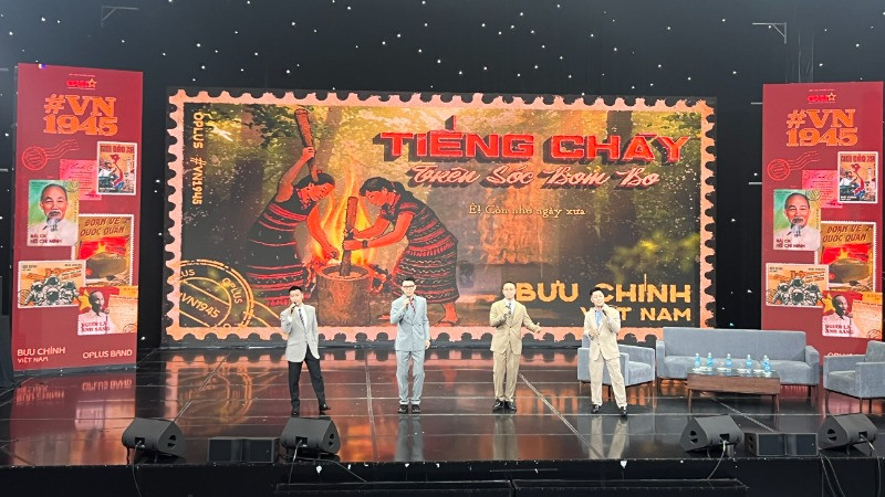 Nhóm nhạc OPlus trình diễn các ca khúc trong dự án #VN1945.