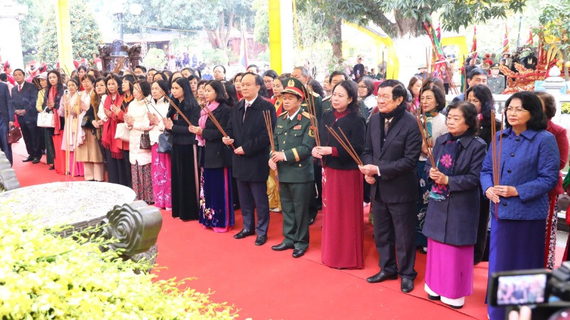 Các đồng chí lãnh đạo, nguyên lãnh đạo Đảng, Nhà nước dâng hương tại Khu di tích quốc gia đặc biệt đền Hai Bà Trưng (huyện Mê Linh).
