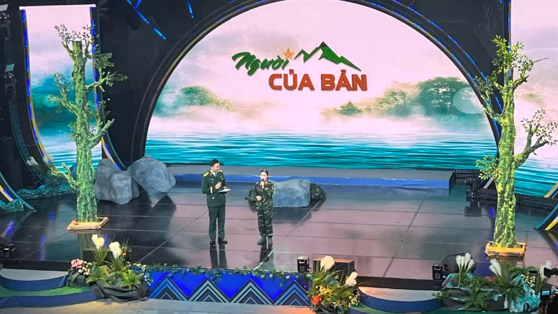 Khách mời tham gia giao lưu tại Lễ tuyên dương điển hình "Dân vận khéo". 