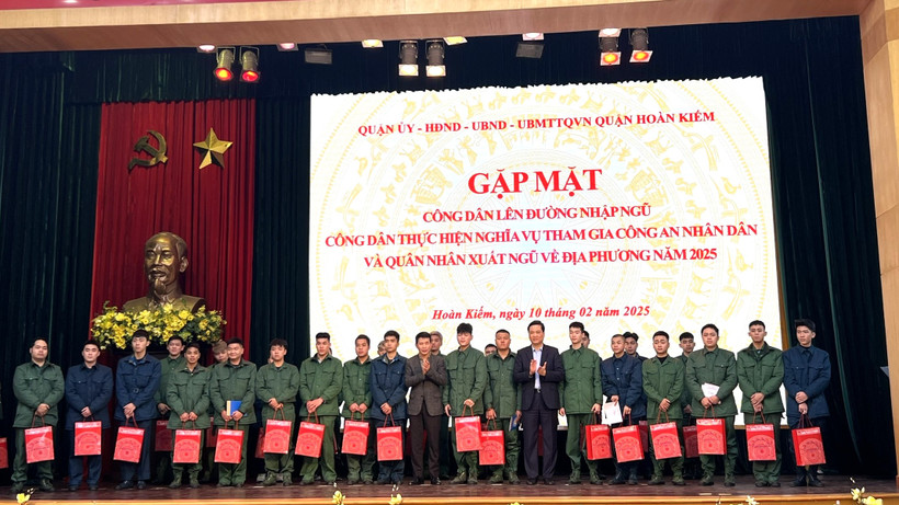 Trao quà tặng các tân binh trước ngày lên đường nhập ngũ.